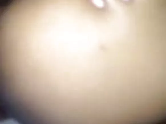 ඇගේ සැමියා ලිංගික චිත්රපටයක වැඩ කරන අතරතුර උණුසුම් අරාබි ජාතිකයෙක් තම ඉන්දියානු බිරිඳට කෙලවයි