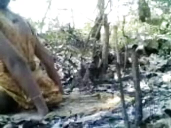 උණුසුම් එළිමහන් ඉන්දියානු දැරිය ඇගේ පෙම්වතා සමඟ නව එළිමහන් චිත්රපටයක රස වින්දා