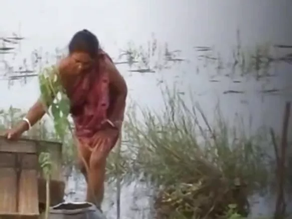 ඇන්ටි බ්ලවුස් නොමැතිව තන පෙන්වන සරාගී හින්දි චිත්රපට 2 පෙන්වයි