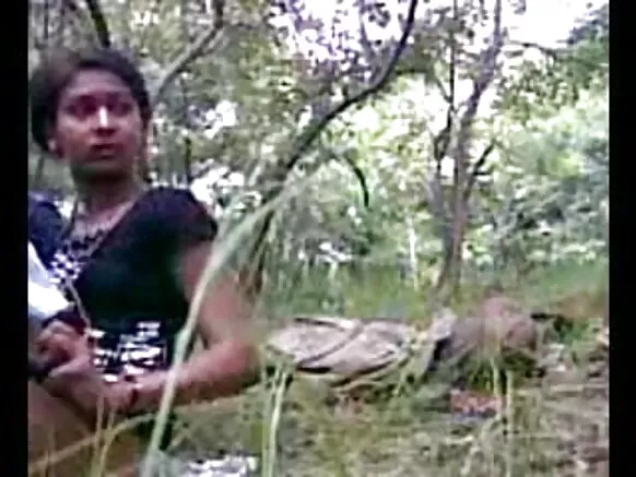 විස්මිත සරාගී හින්දි වීඩියෝ සම්පූර්ණ චිත්රපටියක් වන දේශී කෙල්ල පෙම්වතා සමඟ එළිමහනේ බූරුවා සියල්ලන්ටම මග පෙන්වයි