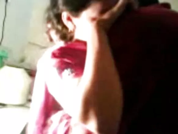 මිතුරෙකු විසින් පටිගත කරන ලද ඉහළ විභේදනයකින් යුවලක් සිපගැනීම් සහ සරාගී වීඩියෝ පටිගත කිරීම