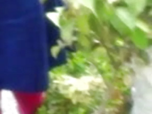 විශාල බෙංගාලි බූරුවෙක් සහිත දේශී කෙල්ල