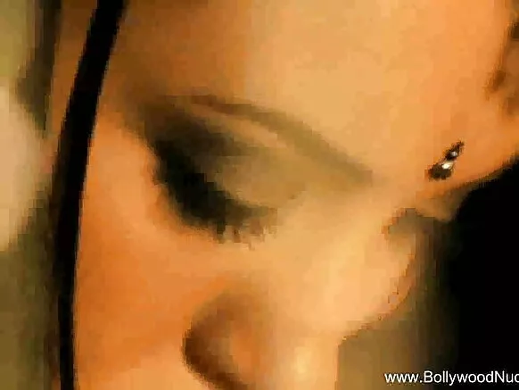 ලස්සන සරාගී නිරුවත් හින්දි සම්පූර්ණ වීඩියෝ කාන්තාවක් ලස්සන නිරුවතින් හෙළිවෙයි