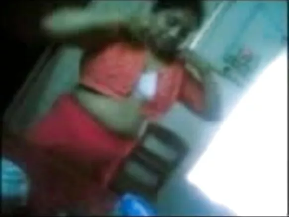 ඉන්දියා බුස්ටි නැන්දා ඇගේ ඉන්දියානු සේවාදායකයාට බ්ලෝජොබ් ලබා දෙයි, ඔහුට කෙලවයි