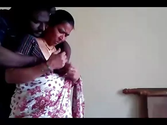 සරාගී තරුණ ඉංග්‍රීසි රූපයෙන් කෙලෙසුණු මහලු කාන්තාව