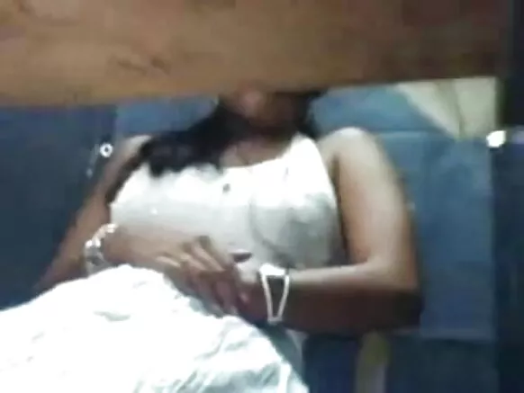 ඉන්දියාවේ වෙබ් කැමරා දැරිය අවන්හලක ස්වයං වින්දනයේ යෙදෙයි - සවස සරාගී චිත්රපටය