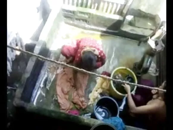 සරාගී කාන්තාවන් සරාගී කාන්තාවන් දෙදෙනෙකු සමඟ සරාගී නාන කාමරය