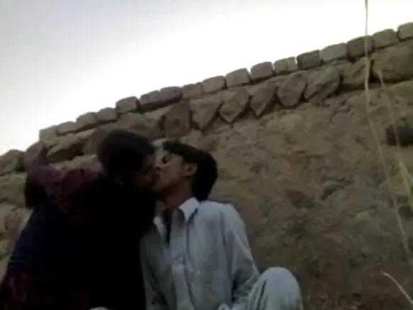 ක්ෂේත්රයේ පිරිමි ළමයෙකු සමඟ යොවුන් හින්දි ලිංගික යොවුන් රූප නළය