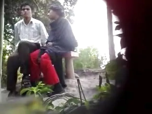 සරාගී වීඩියෝවකින් ඉන්දියානු උද්‍යානයක ඇති Scandal show