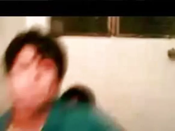 යෞවන ලිංගික සරාගී චිත්රපටිය යුවලක් සඳහා විශ්වවිද්යාල නානකාමරයේ සිරවී ඇත