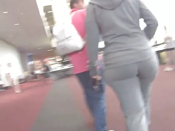 වක්ර හින්දි රූප සහිත ඉන්දියානු කාන්තාව විශාල සහ තද අළු පැහැති කමිසයකින් ලිංගිකව හැසිරී ඇත