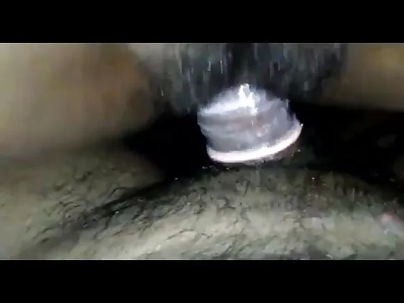 ඉන්දියානුවෙකුගේ හිසකෙස් සහ දහඩිය සහිත පුකට කොන්ඩම් එකකින් කෙලවීය