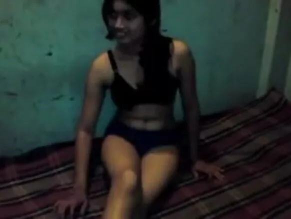 බංග්ලා දේශී සත්ව නිල් සරාගී චිත්රපටය විශ්ව විද්යාලයට කුකුළා පෙන්වයි