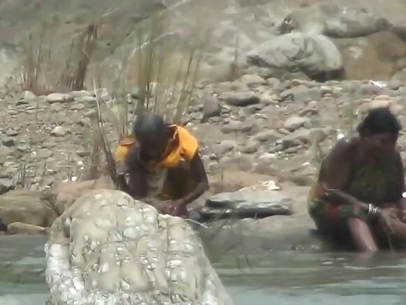 Lady open හින්දි චිත්රපටිය සරාගී චිත්රපටිය ගුවනේ සැගවුණු කැමරාවකින් ගඟේ නෑම