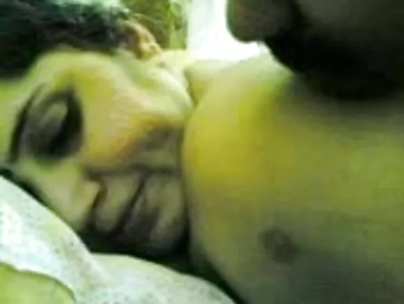 Gordita දැරිය ඇගේ සැබෑ ආධුනික පෙම්වතා සමඟ සරාගී නිල් චිත්රපටයක් නරඹයි