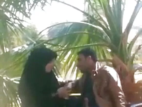 පකිස්ථානු පූර්ණ සරාගී හින්දි චිත්රපටිය hijabi BJ සහ ඔබ පකිස්ථාන පොදු උද්යානයේ දුවන තුරු පිදුරු