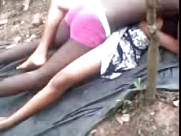 Hot Indian Indian Indian Hot Chicka ඇගේ පෙම්වතා II සමඟ එළිමහනේ සරාගී චිත්රපටයක් තිබේ