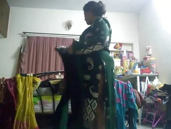 සැඟවුණු කැමරාවකින් අල්ලා ගන්නා ලද හින්දි බසින් හොට් ඇන්ටි සරාගී සංදර්ශන චිත්රපටිය