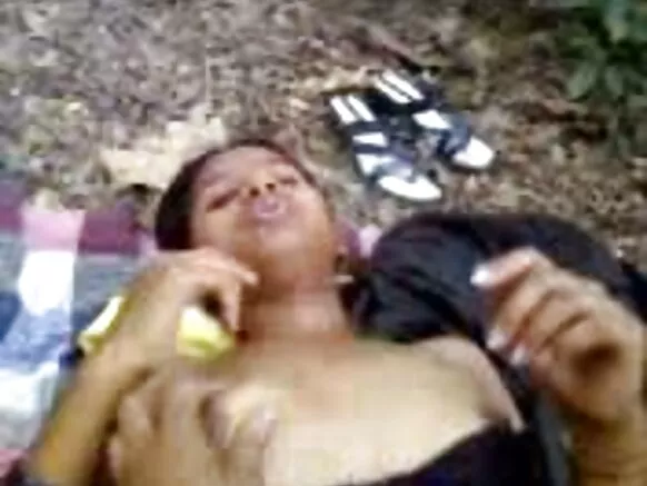 ඉන්දියානු යුවලක් දේශී කැලෑ සරාගී වීඩියෝ චිත්රපටයක විවෘතව කෙලවරයි