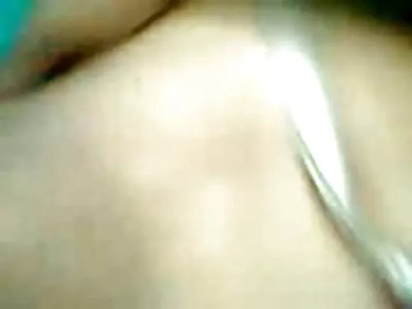 අසල්වැසි නිල් හොට් ඇන්ටි චිත්රපටයේ ශ්රව්ය ශබ්දය සහිත සරාගී රූපයක් විසින් බංගලා ඇන්ටිට කෙලවා ඇත