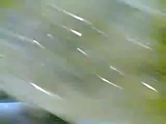 දක්ෂ දකුණු ඉන්දීය භෝජ්පූරි චිත්රපටිය සරාගී ඇන්ටි මගේ පෙම්වතා, ඇගේ පෙම්වතා ඉදිරියේ ඇඳුමක් ඇඳ සිටී