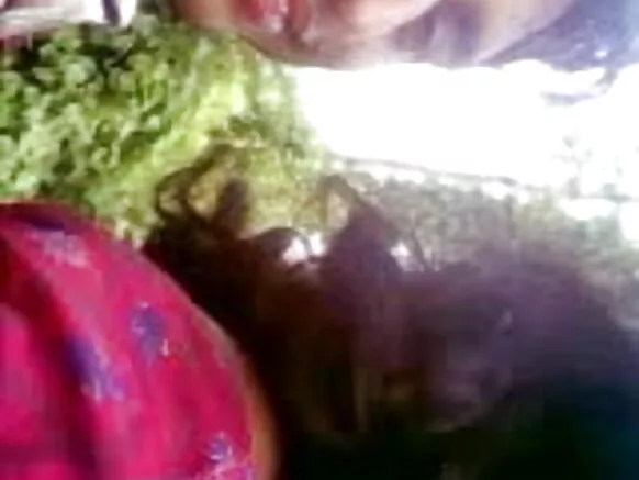 දේශී ගැහැණු ළමයෙකුගේ පියයුරු උරා බොන දේසි හින්දි සරාගී චිත්රපට සංදර්ශනය පෙරා ඇත