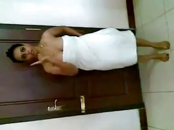 ඉන්දීය කාන්තාවක් සරාගී චිත්රපටයක් රඟ දක්වයි