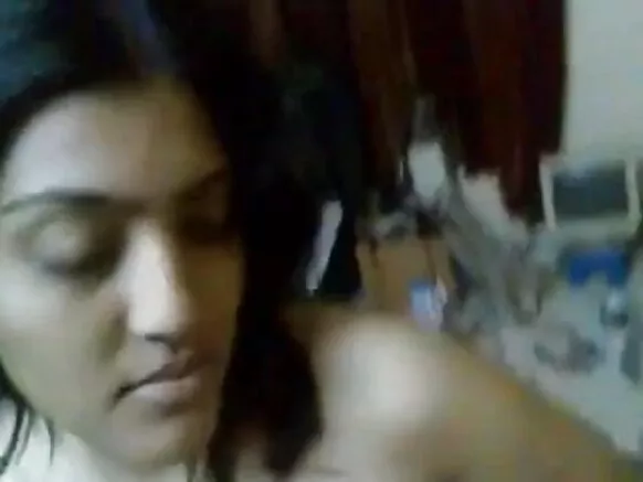 පෞද්ගලික විශ්වවිද්යාල දැරියක් තම බාල ඥාති සොහොයුරිය උරා බොන සරාගී චිත්රපට වීඩියෝවක් උරා බොයි