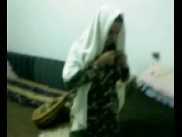 හමුදා නිලධාරියාගේ සරාගී ඡායාරූපය හින්දි භාෂාවෙන්