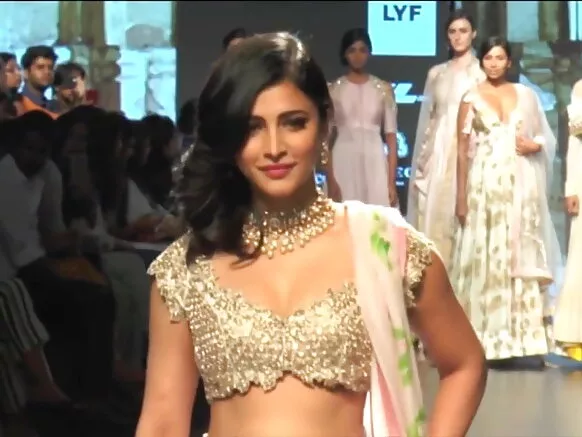 Sriti Hassan Boob, නොදැන, Boob Show Bending යවන සරාගී චිත්රපටයක්