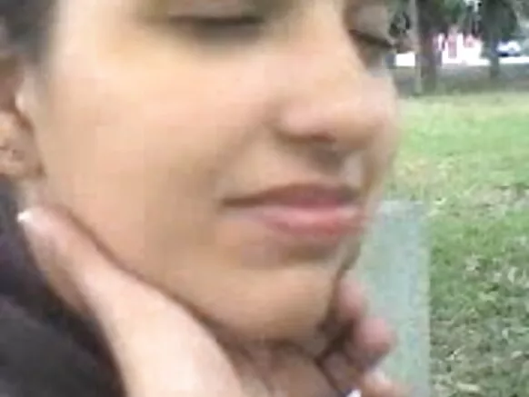 එළිමහන් ඉන්දියාවේ සරාගී චිත්රපට ගැහැණු ළමයා එළිමහනේ කුකුළා උරා බොයි