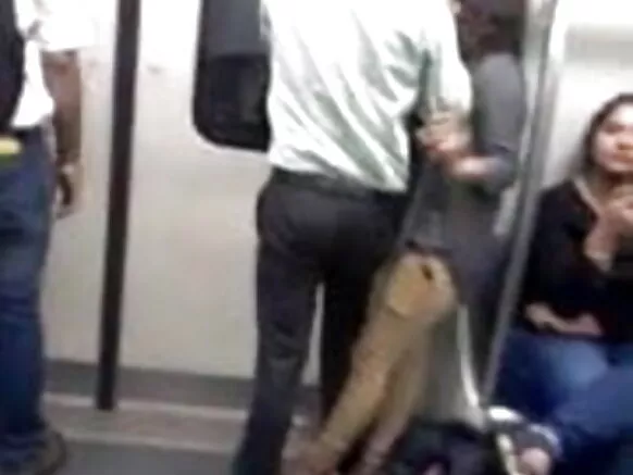 22 මංමුලා සහගත පෙම්වතුන් තම පෙම්වතාගේ පියයුරු සිපගෙන ඔබන්න සරාගී චිත්රපටය bhojpuri delhi metro